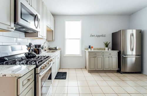 Logan Square Apartment | Stylish and Cute 2BR Apartment Near Wrigley!