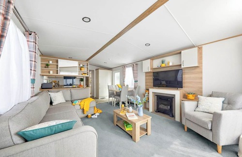 Ludchurch House | Stylish and modern 12ft-wide caravan with one double and one twin.