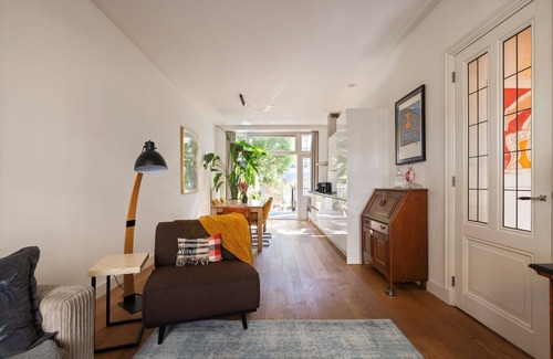 De Krommerdt Apartment | Stylish and tastefully furnished apartment with a beautifully landscaped garden, perfectly located in the heart of Amsterdam
