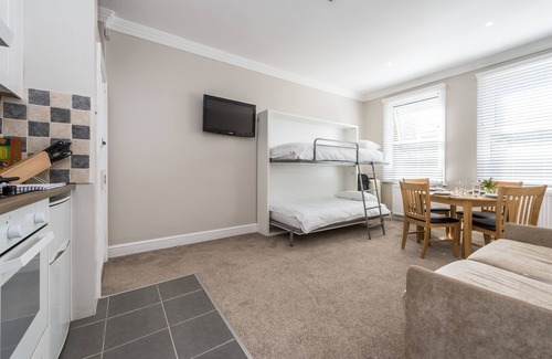 Brondesbury Park Apartment | Stylish apartment 12 minutes tube to Oxford Street with free wifi and air con
