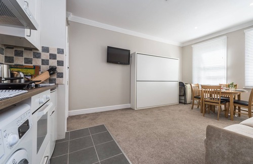 Brondesbury Park Apartment | Stylish apartment 12 minutes tube to Oxford Street with free wifi and air con