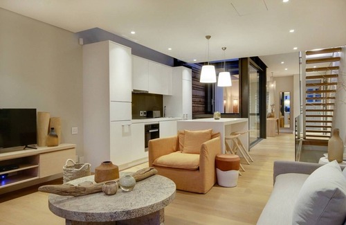 Cape Town City Centre Apartment | Stylish Apartment in the heart of the De Waterkant Loader A