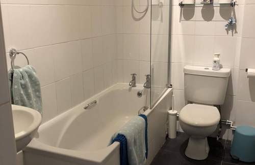 Pontcanna Apartment | Stylish Apartment near Cardiff Castle, terrace and parking, walk to city centre