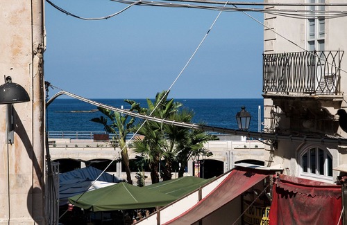Ortigia Apartment | Stylish apartment overlooking the historic market of Ortigia