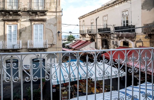 Ortigia Apartment | Stylish apartment overlooking the historic market of Ortigia