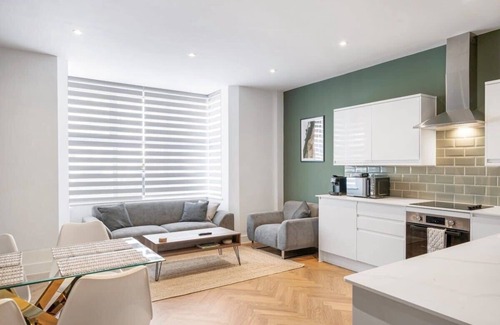 Paignton Apartment | Stylish Apartment w/Parking, 2 Mins to Seafront