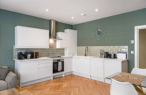 Paignton Apartment | Stylish Apartment w/Parking, 2 Mins to Seafront