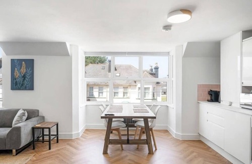 Paignton Apartment | Stylish Apartment w/Sea Views & Parking
