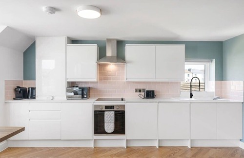 Paignton Apartment | Stylish Apartment w/Sea Views & Parking