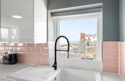Paignton Apartment | Stylish Apartment w/Sea Views & Parking