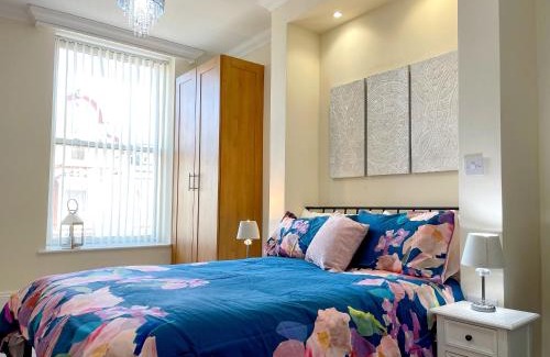 South Cliff Apartment | Stylish apartment with free parking, lift & views