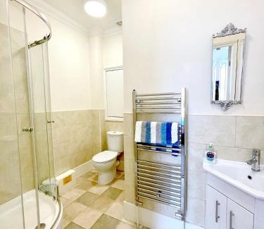 South Cliff Apartment | Stylish apartment with free parking, lift & views