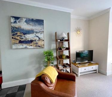 South Cliff Apartment | Stylish apartment with free parking, lift & views
