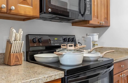SoHo Apartment | Stylish Bayshore Retreat | Pool, Gym, free Parking