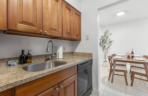 SoHo Apartment | Stylish Bayshore Retreat | Pool, Gym, free Parking