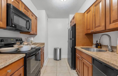 SoHo Apartment | Stylish Bayshore Retreat | Pool, Gym, free Parking