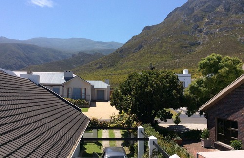 Voelklip House | Stylish beach house cottage in perfect location with private pool (2- 6 people)