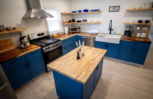 Willoughby Spit House | Stylish Beach House, Hot Tub, Pet-Friendly🐾