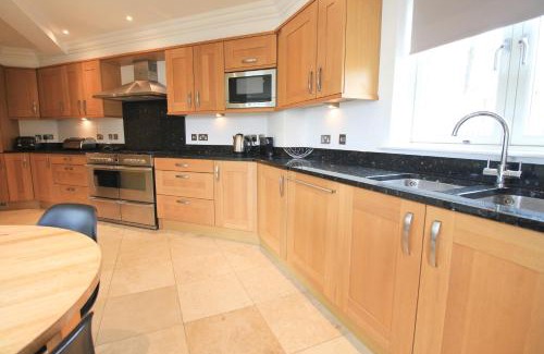 Treyarnon Apartment | STYLISH, BEACHSIDE apartment, sea views