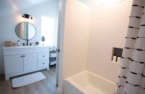 Loma Portal House | Stylish, Beautiful, Modern, King Bed