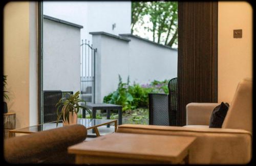 Southfields Apartment | Stylish Beauty Ground Floor 1BR 1BA Private Garden