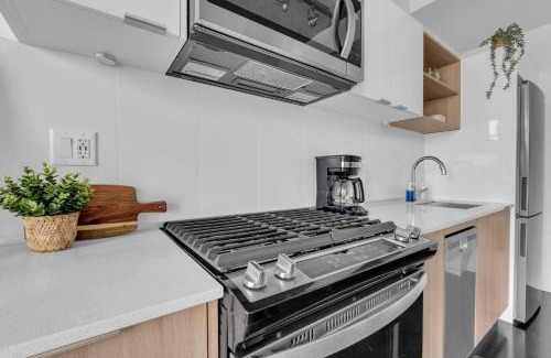 Connaught Apartment | Stylish Beltline 1BR w/Parking