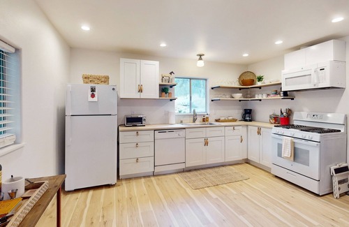 Mariposa House | Stylish cabin in Mariposa Valley, close to hiking, fishing, & wineries