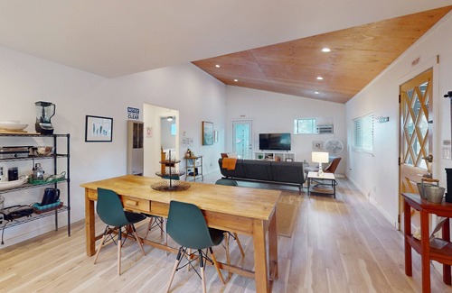 Mariposa House | Stylish cabin in Mariposa Valley, close to hiking, fishing, & wineries