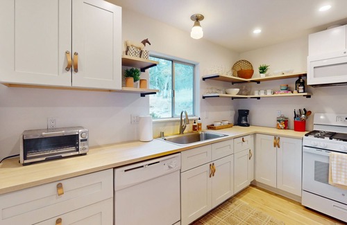 Mariposa House | Stylish cabin in Mariposa Valley, close to hiking, fishing, & wineries