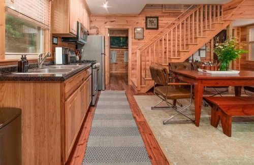 Burks Fork Apartment | Stylish Cabin near wineries & parkway