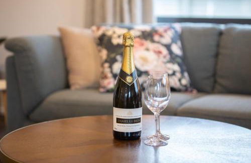Edgeware Apartment | Stylish Central City Apartment on Bealey