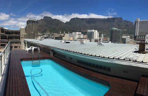 Cape Town City Centre Apartment | Stylish central City Apartment on Greenmarket Square with secure parking garage.