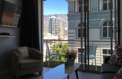 Cape Town City Centre Apartment | Stylish central City Apartment on Greenmarket Square with secure parking garage.