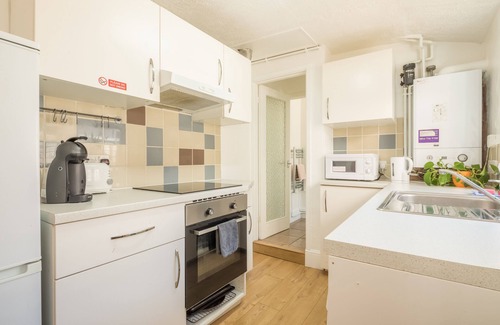 Luton House | Stylish character home, near town centre, M1, airport, Self Check-in