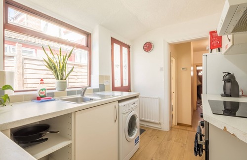 Luton House | Stylish character home, near town centre, M1, airport, Self Check-in