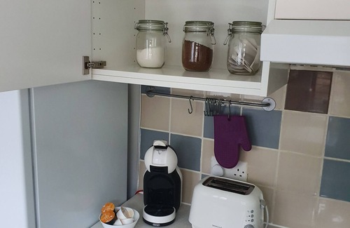 Luton House | Stylish character home, near town centre, M1, airport, Self Check-in