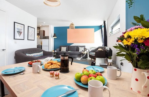 Lancaster Apartment | Stylish City Apartment with Parking Bridge Square Apartments