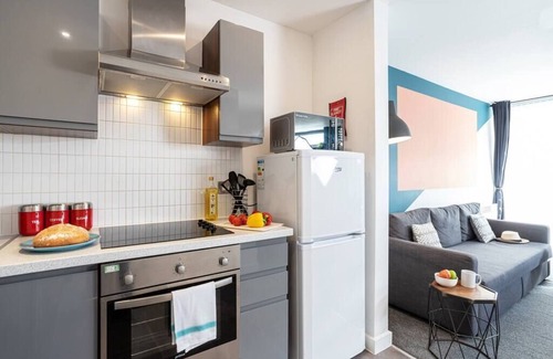 Lancaster Apartment | Stylish City Apartment with Parking Bridge Square Apartments