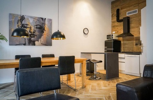 La Victoria Apartment | stylish city center apt.king bed