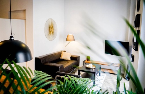 La Victoria Apartment | stylish city center apt.king bed