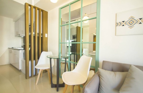 Highway Hills Condo | Stylish City Centre +WIFI+Netflix+Pool