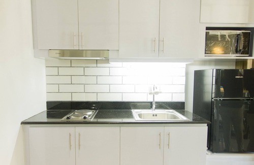 Highway Hills Condo | Stylish City Centre +WIFI+Netflix+Pool