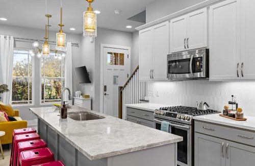 Hadley - Washington Apartment | Stylish City Heights Townhome