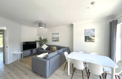 Galway Apartment | Stylish City Retreat - sleeps 6