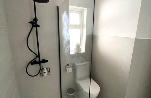 Galway Apartment | Stylish City Retreat - sleeps 6
