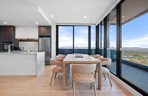 Alphington Apartment | Stylish City-View Apartment with Premium Amenities