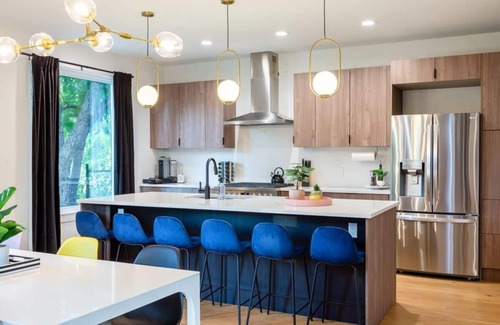 Govalle House | Stylish Clubhouse Retreat w/Hot Tub near Downtown