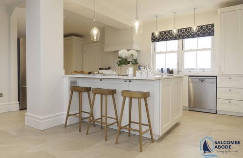 Kingsbridge House | Stylish Coastal Luxury - 5 Bed, Hot Tub, EV Charger
