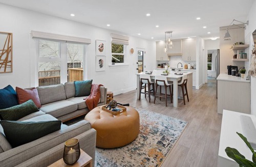 James Bay House | Stylish comfort in James Bay - 5 min walk to the breakwater