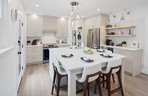 James Bay House | Stylish comfort in James Bay - 5 min walk to the breakwater